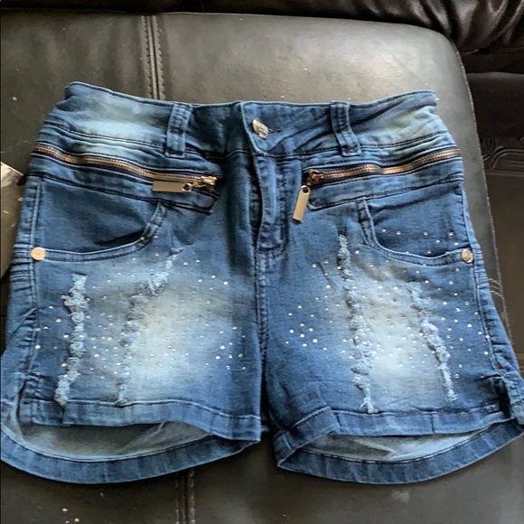 Brand new CYSM Clarise shorts virtual. Size 7 - Picture 1 of 6
